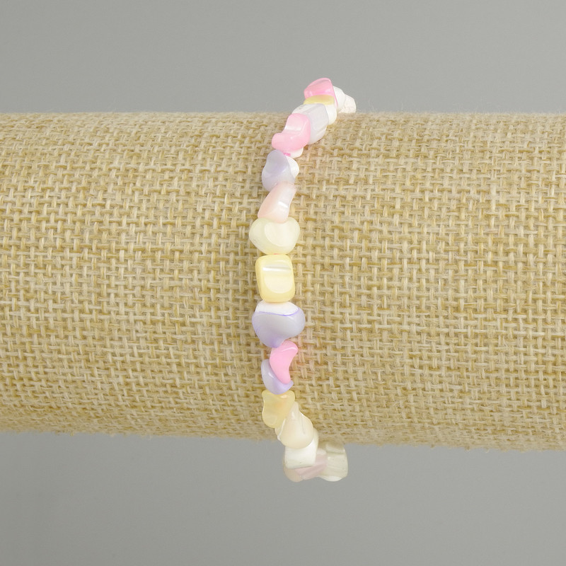 Armband aus Perlmutt-Trommelsteinen, Durchmesser ca. 6–7 × 5–6 mm, Länge ca. 18 cm, elastisch