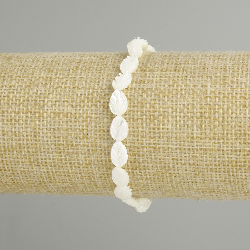 Armband aus Perlmutt in Blattform, Durchmesser ca. 9 × 6 mm, Länge ca. 18 cm, mit elastischem Band