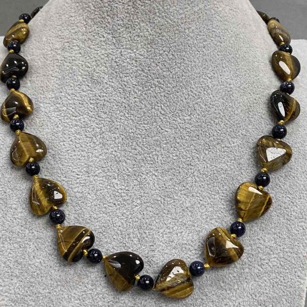 Kette aus Tigerauge und Aventurin „Nacht von Kairo“ – Herzanhänger ca. 15 mm, Aventurin-Kugeln 6 mm, Länge ca. 45 cm, mit Verschluss