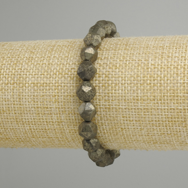 Pyrit-Armband in facettierten Formen, Durchmesser ca. 8×7 mm, Länge ca. 18 cm, elastisch
