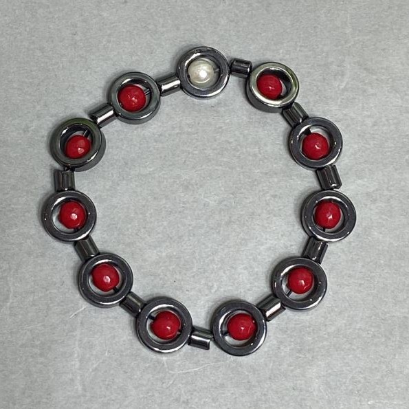 Armband Koralle, facettierte Kugeln 5mm+-, Hämatit rund 12mm+-, Länge ca. 18 cm, Stretch