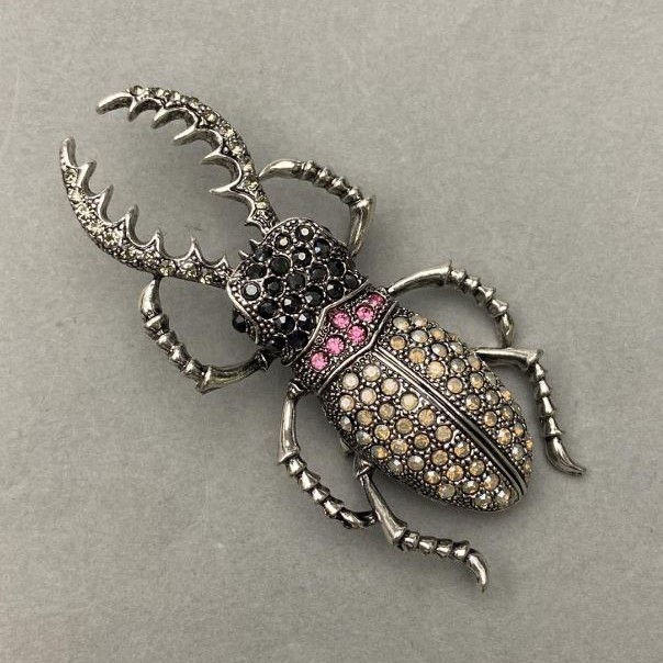 Anstecknadel Märzkäfer mit Strass Steg silbern 37x78mm