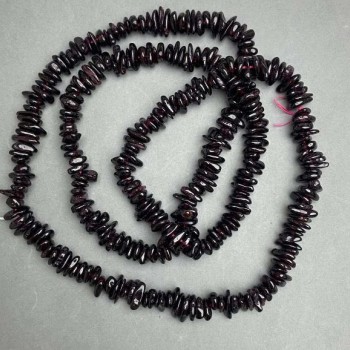 Granat-Krihe-Kugeln, Durchmesser 7–11, 5×2–3 mm +/- , Länge 80 cm +/- auf der Schnur