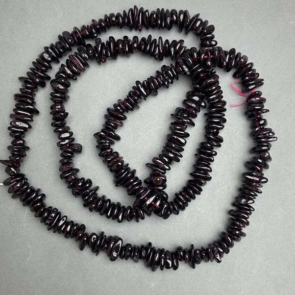 Granat-Krihe-Kugeln, Durchmesser 7–11, 5×2–3 mm +/- , Länge 80 cm +/- auf der Schnur