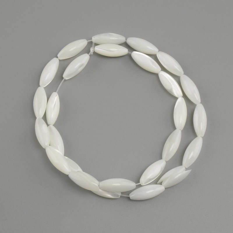 Perlmutt-Perlen Körnchen, Durchmesser 15x6 mm +/-, Länge 39 cm +/- auf Faden