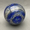 Souvernir-Kugel aus Naturstein Lapis Lazuli, Durchmesser 73 (±) mm. Gewicht 642 g