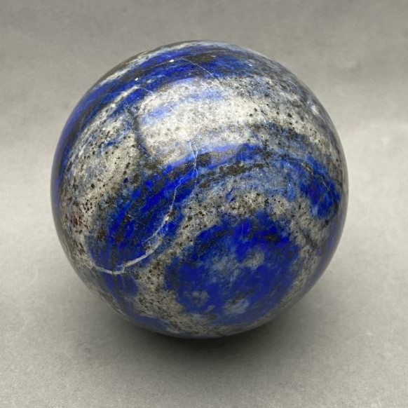 Souvernir-Kugel aus Naturstein Lapis Lazuli, Durchmesser 73 (±) mm. Gewicht 642 g