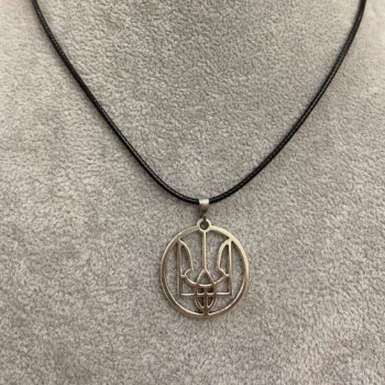 Anhänger Dreizack im Kreis, Durchmesser 25 mm +- silberfarbiges Metall an Schnur aus Öko-Leder, Länge 60 cm +5 cm Kette
