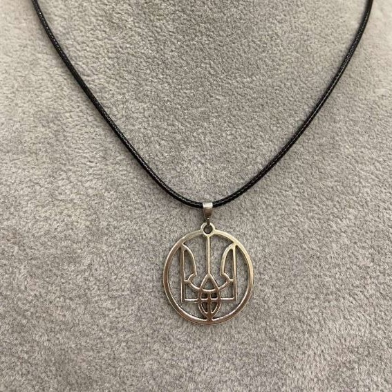Anhänger Dreizack im Kreis, Durchmesser 25 mm +- silberfarbiges Metall an Schnur aus Öko-Leder, Länge 60 cm +5 cm Kette