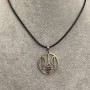 Anhänger Dreizack im Kreis, Durchmesser 25 mm +- silberfarbiges Metall an Schnur aus Öko-Leder, Länge 60 cm +5 cm Kette