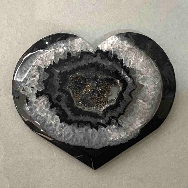 Souvenir Herz aus Achat mit Geode 71×84 mm (±), Gewicht 148 g