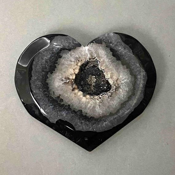 Souvenir Herz aus Achat mit Geode 52×64 mm ± Gewicht 87 Gramm