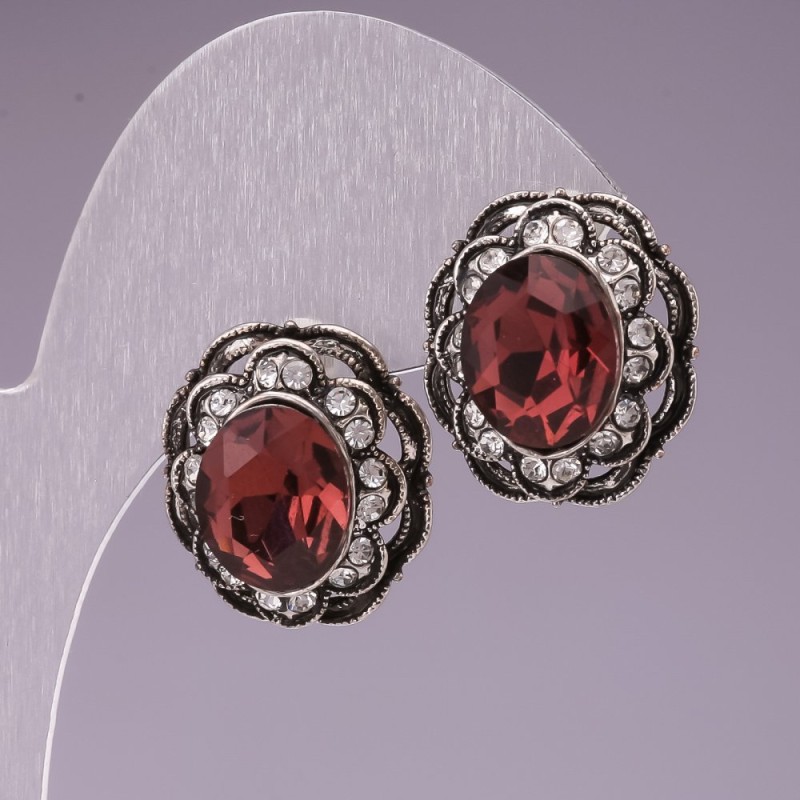 Ohrstecker mit rosafarbenen ovalen Kristallen und filigraner Fassung mit Strasssteinen, 17 mm
