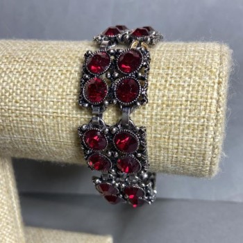 Armband mit roten Kristallen in quadratischer Form, Länge 18–23 cm, Metallfarbe Silber