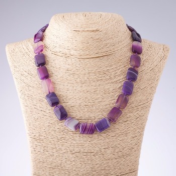 Achat-Halskette in violetten Farbtönen, rechteckige, sanft abgerundete Perlen, Maße 13 × 18 mm, Länge 47 cm