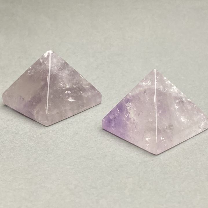 Pyramide – Souvenir aus Amethyst-Naturstein (±), Höhe ca. 25 mm, Basislänge 30 mm