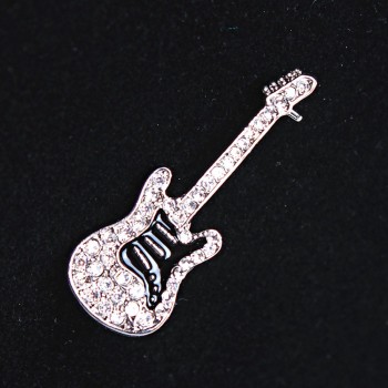 Auktion: Gitarren-Brosche aus hellgrauem Metall, mit Strasssteinen und Emaille, 45×15 mm +
