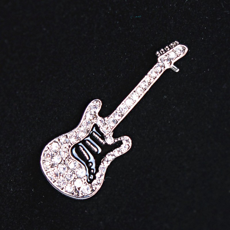 Auktion: Gitarren-Brosche aus hellgrauem Metall, mit Strasssteinen und Emaille, 45×15 mm +