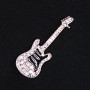 Auktion: Gitarren-Brosche aus hellgrauem Metall, mit Strasssteinen und Emaille, 45×15 mm +