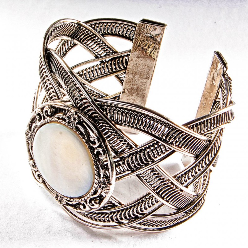 Breites Perlmuttarmband mit filigraner Metallfassung, runde Perlmutt-Einlagen