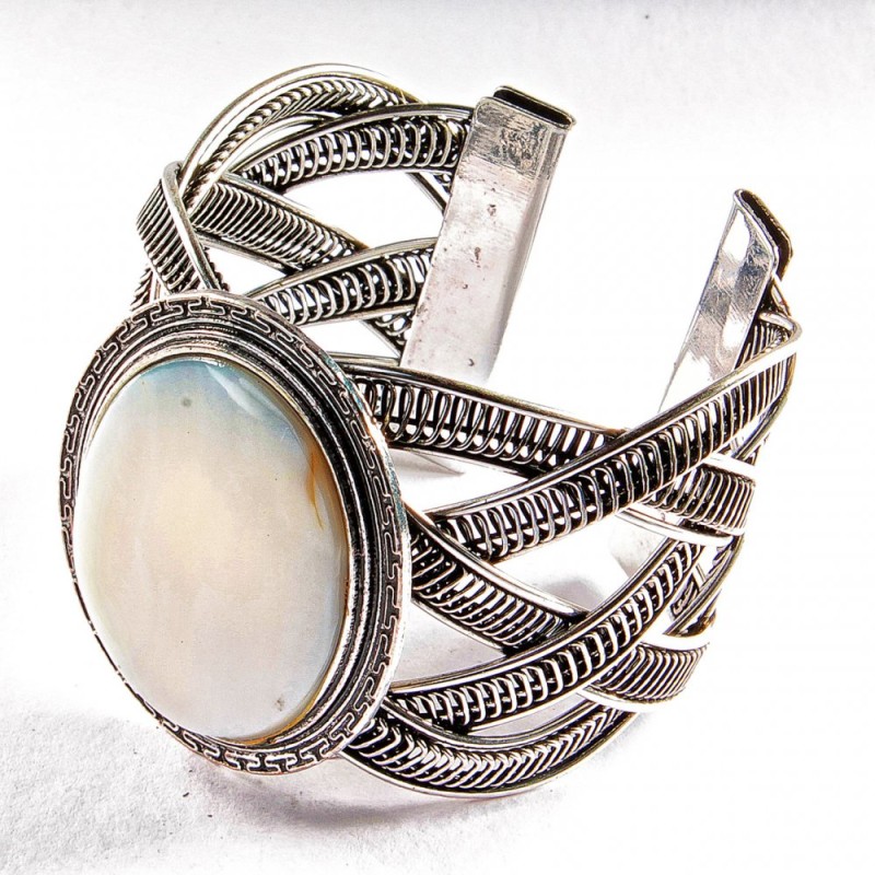 Breites Perlmuttarmband mit Metallfassung und griechischem Muster, oval geformt
