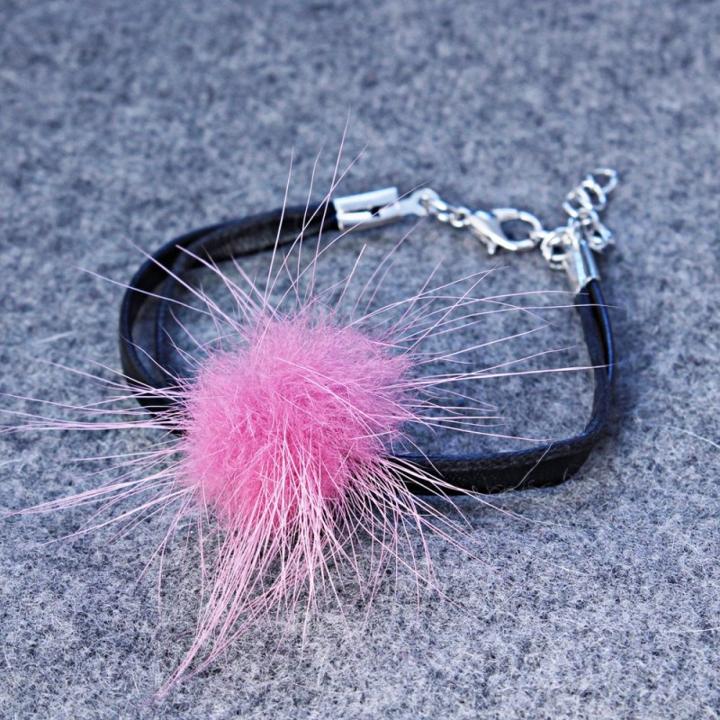 Fliederfarbenes Armband aus Naturfell