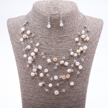 Set aus Ohrringen und Halskette 'Auf den Saiten der Seele' weiße Perlmuttperlen, Durchmesser 7 mm und 5 mm, Länge 46–50 cm