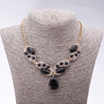 Abendcollier mit schwarzen Kristallen „Kostbare Tropfen“, Länge 42–49 cm