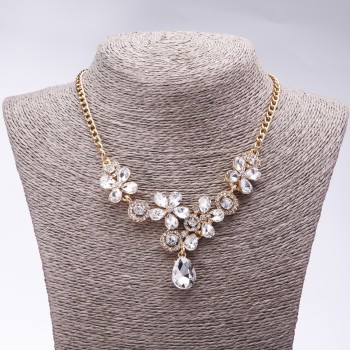 Abendcollier mit weißen Kristallen «Wertvolle Blüten», Länge 42–49 cm