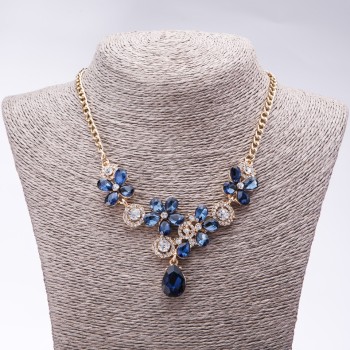 Abendcollier mit blauen Kristallen „Wertvolle Blumen“, Länge 42–49 cm