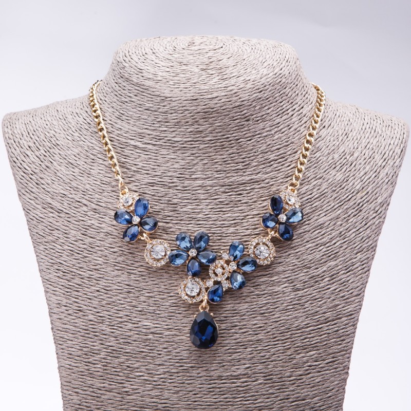 Abendcollier mit blauen Kristallen „Wertvolle Blumen“, Länge 42–49 cm