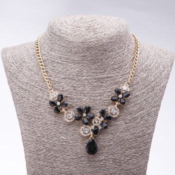 Abendcollier mit schwarzen Kristallen „Wertvolle Blumen“, Länge 42–49 cm