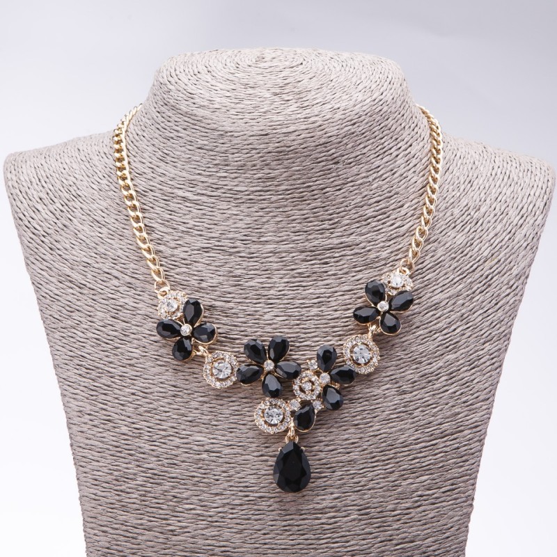 Abendcollier mit schwarzen Kristallen „Wertvolle Blumen“, Länge 42–49 cm