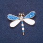 Brosche „Libelle“ – weiß-blau-Emaille, goldfarbener Metallfinish, 4,5 × 3,5 cm