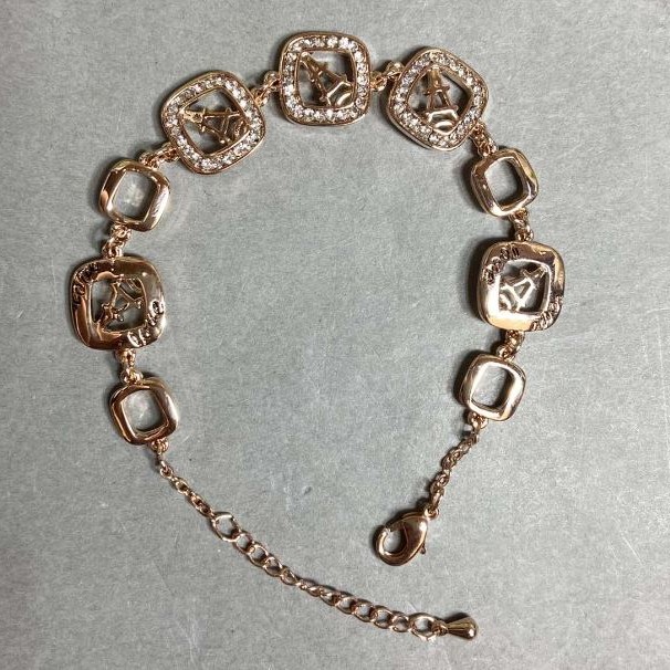 Armband aus goldfarbenem Metall mit weißen Strasssteinen, Durchmesser der dekorativen Elemente 12 mm, Länge 16 mm + 3 cm Verlängerungskette