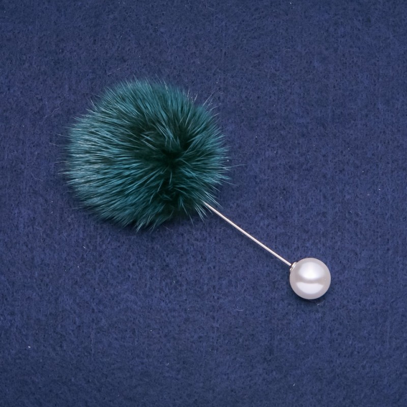 Nadelbrosche aus grünem Nerzpelz, Durchmesser 50 mm, Länge 90 mm