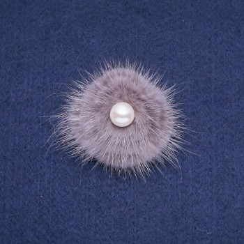 Brosche aus grauem Nerzhaar mit Glasperle, Durchmesser 50 mm