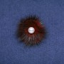 Brosche aus Nerzpelz burgunderrot mit Perlmuttperle, Durchmesser 50 mm