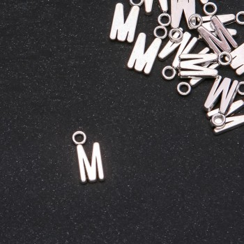 Anhänger in Form des Buchstabens 'M' 17x7 mm, Verpackung ca. 20 g (± 15 Stück)
