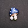 Sale! Fliegenpilz-Brosche 29×22 mm – Blaue Emaille, gelbfarbenes Metall