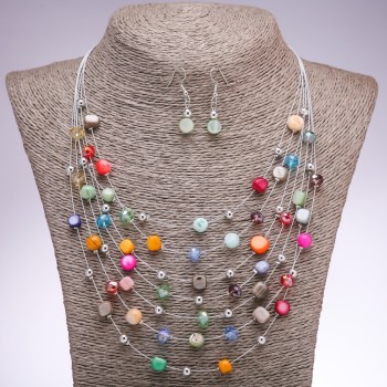 Set aus Ohrringen und Halskette 'Auf den Saiten der Seele' mit mehrfarbigen Perlmuttperlen, Durchmesser 7 mm (Kette) und 5 mm (Ohrringe), Länge 45–50 cm