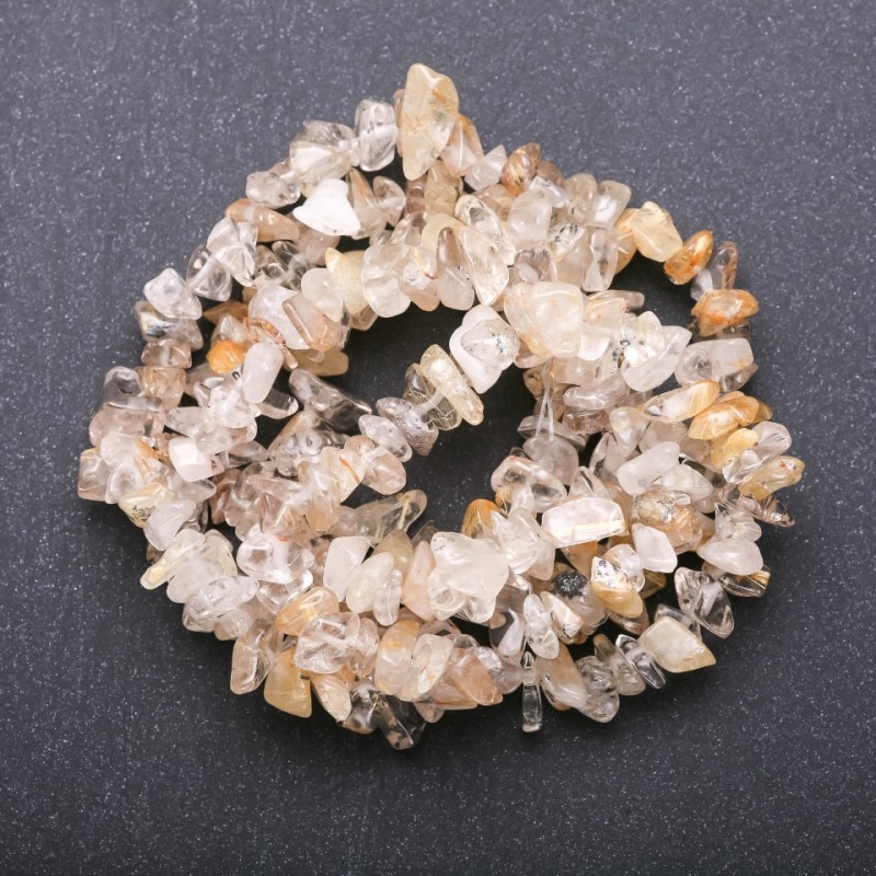 Perlen aus Rutilquarz, goldfarbene Inklusionen, 6–9 mm Ø, auf Schnur aufgefädelt, Länge ca. 85 cm