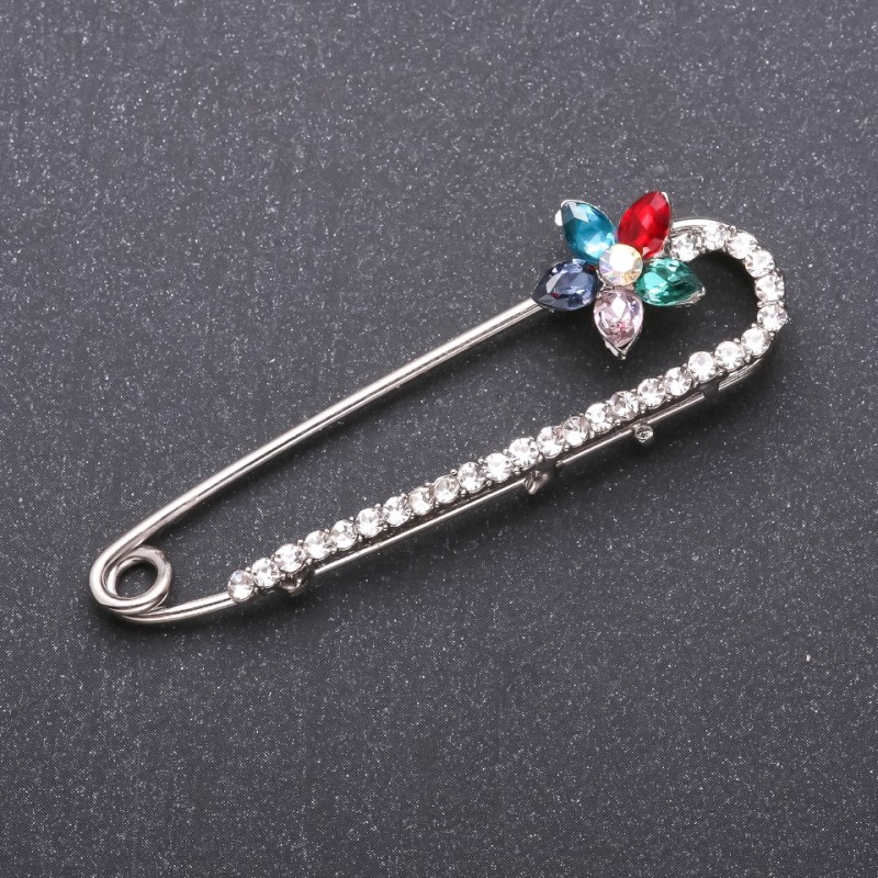 Nadelbrosche mit bunten Glaskristallen 64 × 19 mm, aus weißem Metall