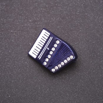 Brosche Akkordeon, blaue Emaille, weiße Strasssteine, 29 × 20 mm, weißes Metall