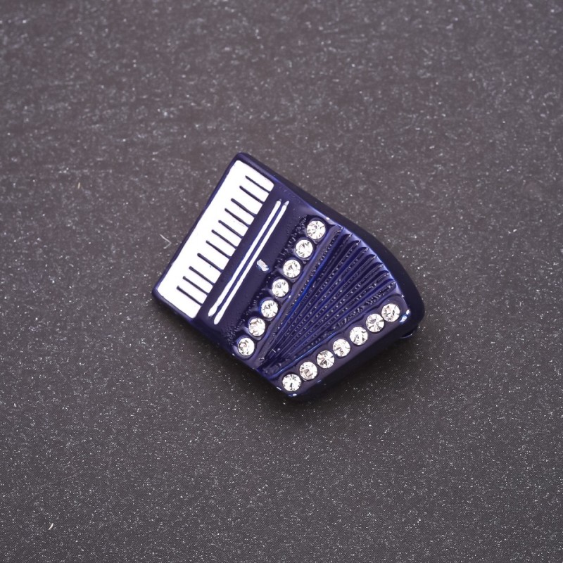 Brosche Akkordeon, blaue Emaille, weiße Strasssteine, 29 × 20 mm, weißes Metall