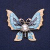 Schmetterlingsbrosche mit Perle, blau und beige Emaille, 40 × 50 mm, gelbes Metall