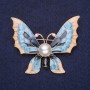 Schmetterlingsbrosche mit Perle, blau und beige Emaille, 40 × 50 mm, gelbes Metall
