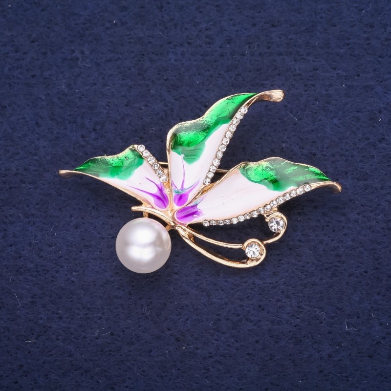 Ausverkauf! Brosche Schmetterling mit weißen Strasssteinen, Emaille, Farben grün, weiß und flieder, mit einer Perle, 40×30 mm, aus gelbem Metall