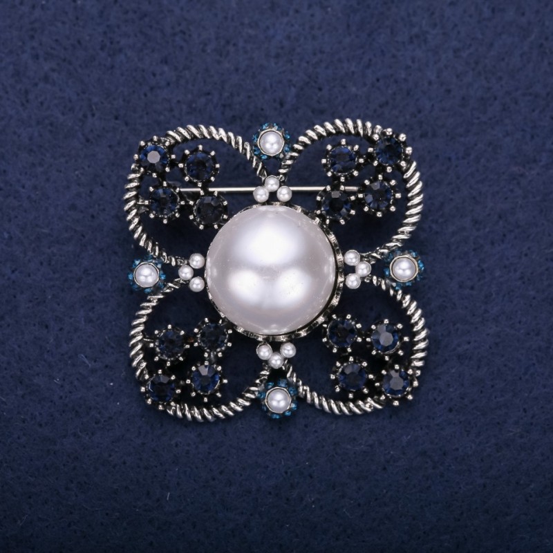 Ausverkauf! Brosche Orden der Schönheit mit Perlenkette und Strasssteinen, Farbe Weiß-Grau-Weiß, 42 × 51 mm, silberfarbenes Metall