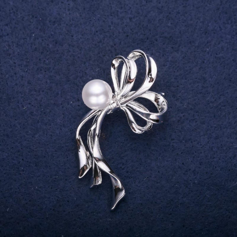 Ausverkauf! Brosche in Schleifenform mit einer Perle – Weiß, 50 × 30 mm, silberfarbenes Metall